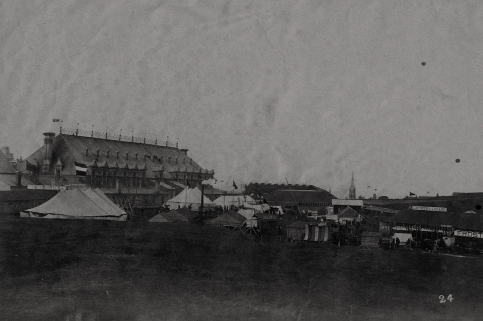 Expo-Québec se tenant derrière le Manège